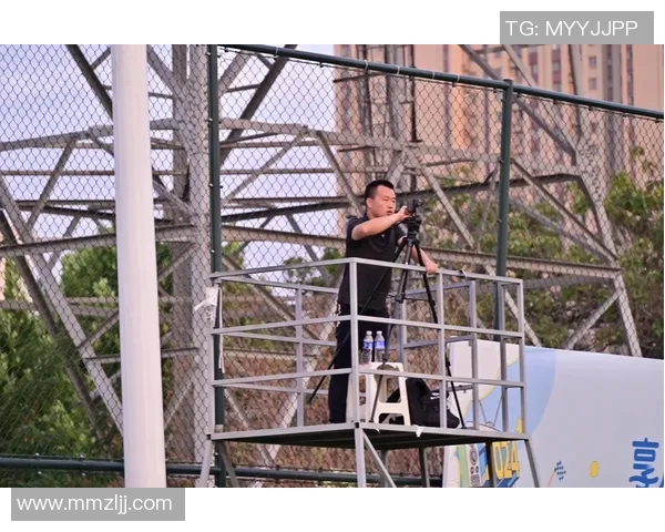 吴钩：从足球新星到国内外赛场的耀眼之光