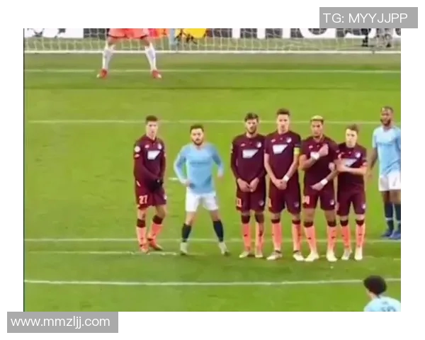 足球场上的传奇瞬间:那些把球顶在头顶的球星们