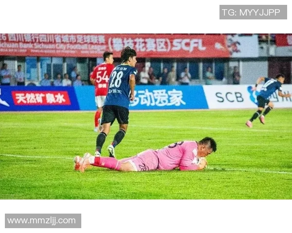 足球球星在困境中咬牙坚持的背后故事与不屈精神